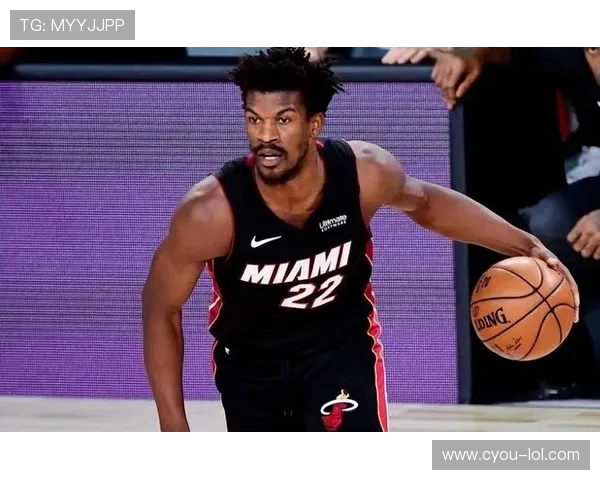 足球场上英姿勃发的帅气男神球星头像展现魅力与力量